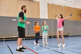 阿斯：皇马很满意阿拉巴的恢复进展，不急于让其恢复比赛强度