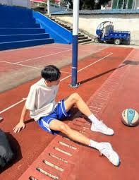 个人能力！两队进攻陷入困境， 奎因上场外线运球高难度急停三分命中！